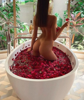 💋
Живу в Москве и именно здесь, в столице, я предлагаю свои эксклюзивные услуги. 😈
Мои возможности безграничны: от классического массажа до самых развратных игр для взрослых.🔥
Наши встречи наполнены страстью, энергией и истинным удовлетворением. Вместе мы создадим незабываемые моменты, которые останутся в твоей памяти навсегда. 😉
У меня есть Александра